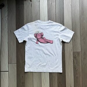 Uniqlo x KAWS Pink Lounging Character Graphic White T-Shirt | Size: XS